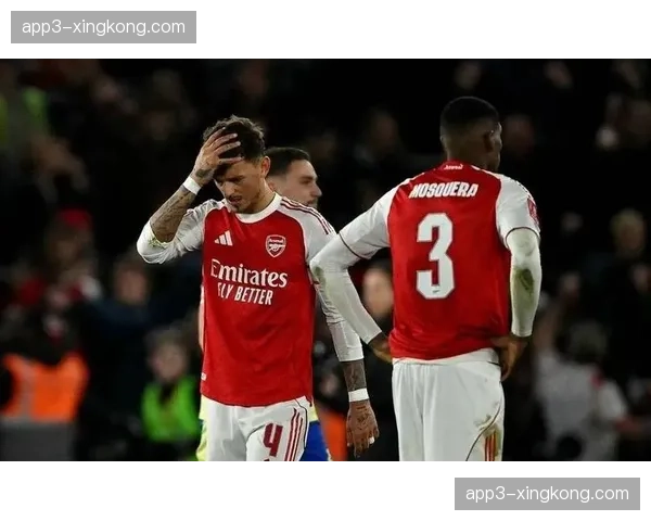 阿森纳门将拉亚冒险传球失误，后场组织风险控制需加强